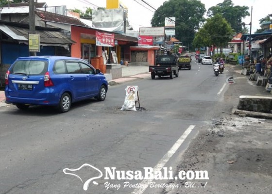 Nusabali.com - lagi-jalan-raya-bedulu-rusak