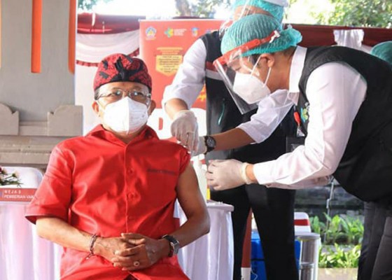 Nusabali.com - gubernur-koster-disuntik-vaksin-covid-19-dosis-kedua