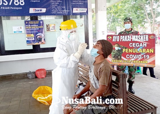 Nusabali.com - pedagang-dan-penumpang-di-pasar-pesiapan-dites-rapid-antigen
