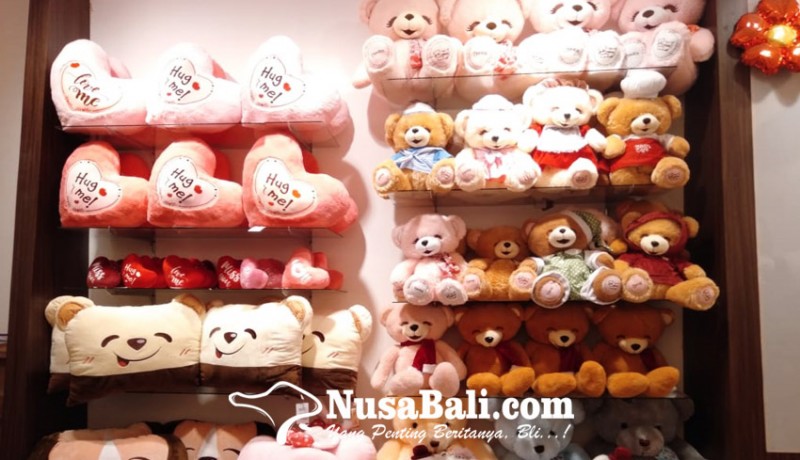 www.nusabali.com-jelang-valentine-toko-boneka-belum-ada-persiapan-khusus