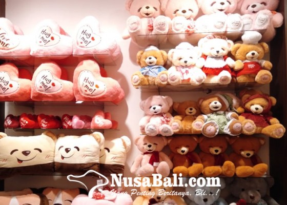 Nusabali.com - jelang-valentine-toko-boneka-belum-ada-persiapan-khusus