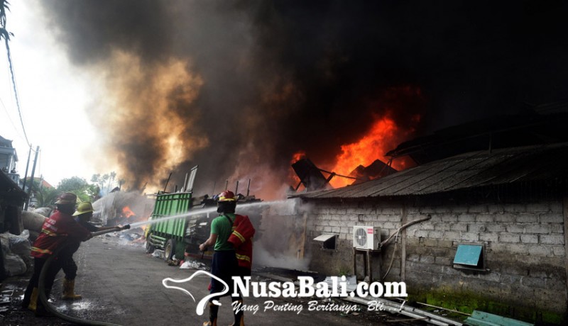 www.nusabali.com-diawali-suara-ledakan-gudang-rongsokan-ludes-terbakar