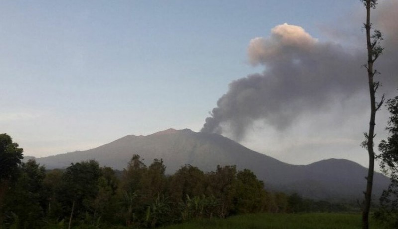 www.nusabali.com-ash-rain-blankets-banyuwangi-after-mount-raung-erupts