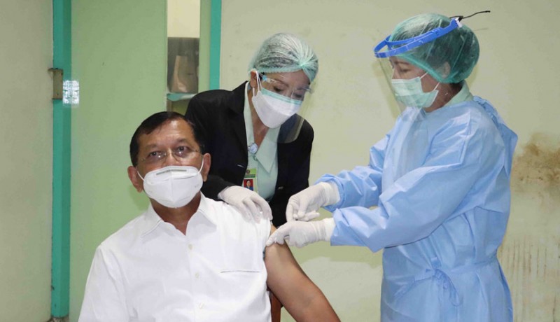 www.nusabali.com-wabup-buleleng-awali-terima-vaksin-di-atas-59-tahun