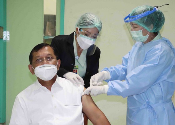 Nusabali.com - wabup-buleleng-awali-terima-vaksin-di-atas-59-tahun