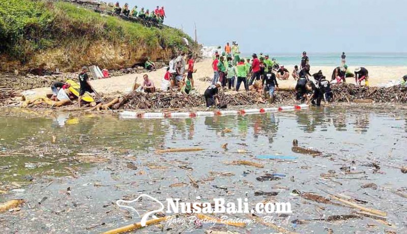 www.nusabali.com-petugas-kebersihan-angkut-5-ton-sampah-dari-muara-sungai