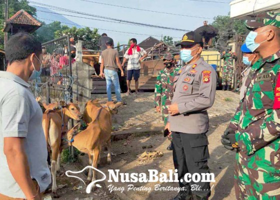Nusabali.com - polsek-kubu-pantau-prokes-pasar-hewan-rubaya
