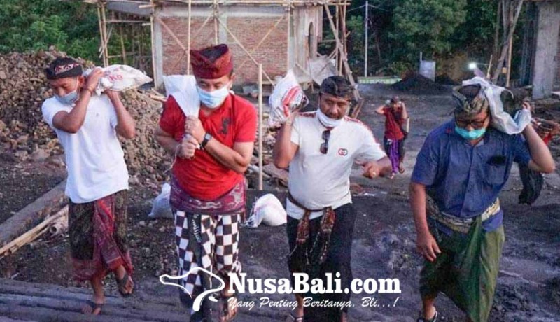 www.nusabali.com-bupati-gede-dana-ngayah-pikul-batu-di-pura-gumang