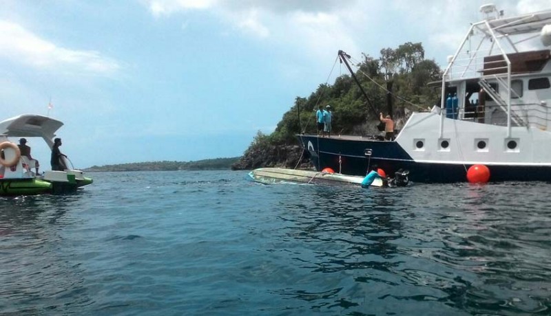 www.nusabali.com-boat-angkut-8-orang-terbalik