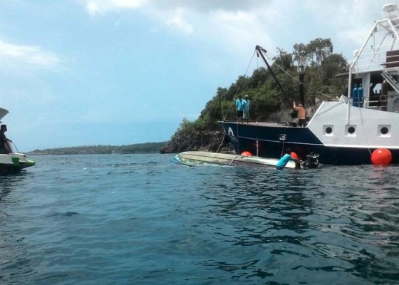 Nusabali.com - boat-angkut-8-orang-terbalik