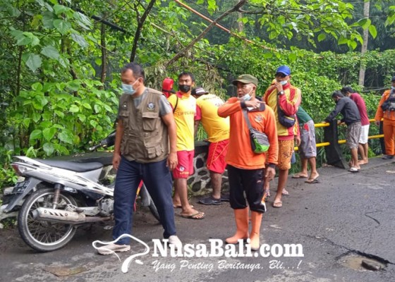 Nusabali.com - pengendara-motor-jatuh-dalam-jurang-20-meter-di-ubud-belum-ditemukan