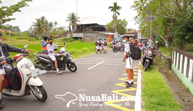 www.nusabali.com-siswa-naik-motor-ortu-harap-angkutan-siswa-segera-beroperasi