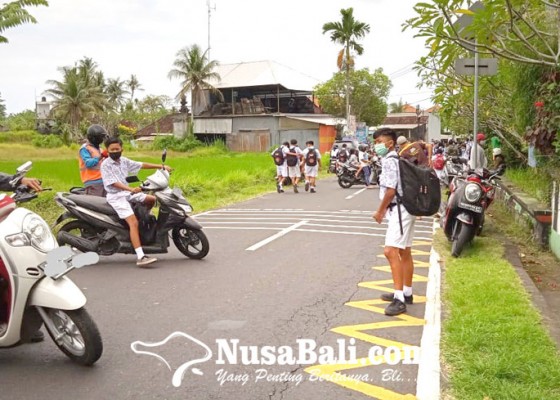 Nusabali.com - siswa-naik-motor-ortu-harap-angkutan-siswa-segera-beroperasi