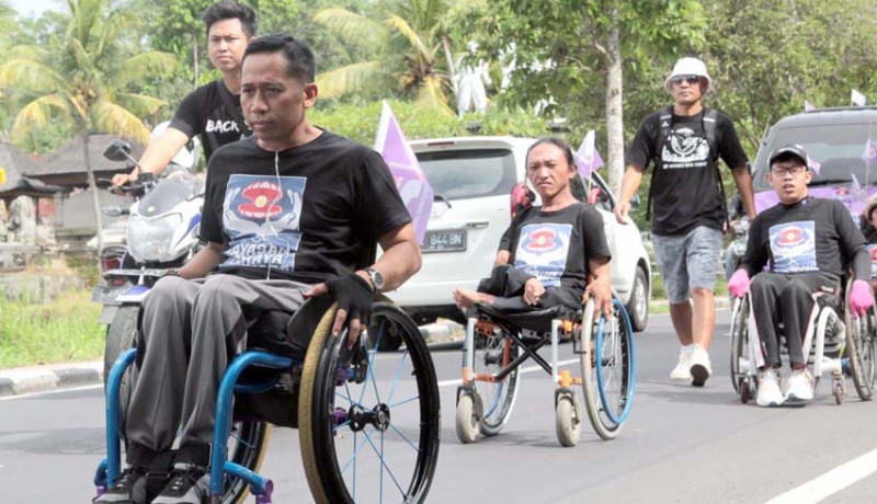 www.nusabali.com-penyandang-disabilitas-tempuh-17-km-gunakan-kursi-roda