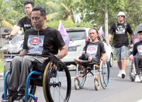 Nusabali.com - penyandang-disabilitas-tempuh-17-km-gunakan-kursi-roda