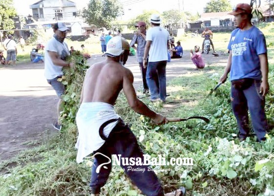 Nusabali.com - gelar-aksi-bersih-bersih-warga-kembali-manfaatkan-lapangan-bungkulan