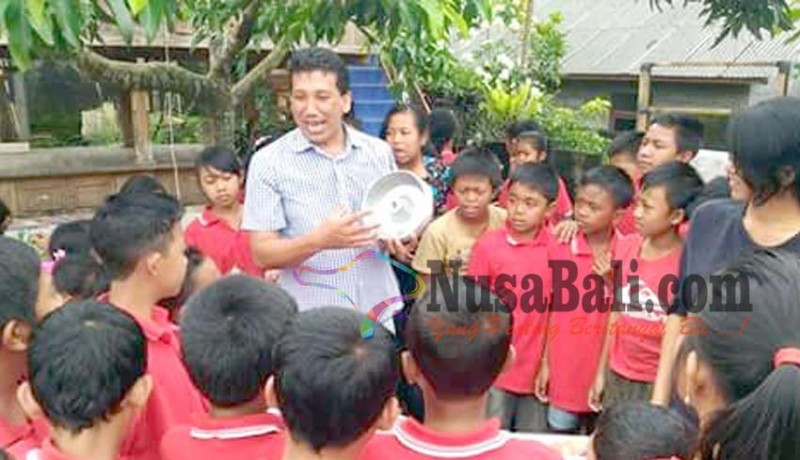 www.nusabali.com-siswa-sd-di-desa-padangan-diajarkan-buat-pewangi-alami