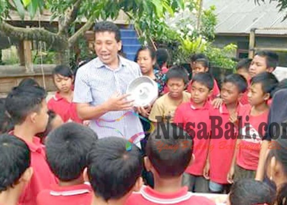 Nusabali.com - siswa-sd-di-desa-padangan-diajarkan-buat-pewangi-alami