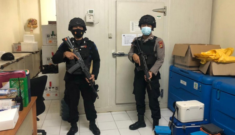 www.nusabali.com-gudang-vaksin-covid-19-dijaga-personel-brimob-bersenjata