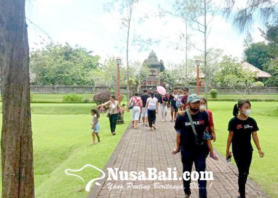 Nusabali.com - umanis-galungan-objek-wisata-sangeh-banjir-pengunjung