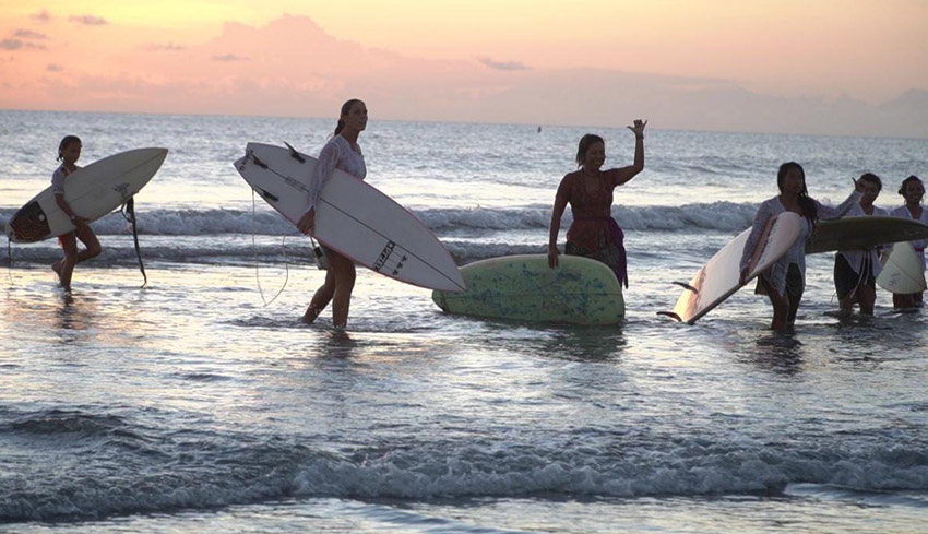 NUSABALI.com - Puluhan Perempuan Mancanegara Surfing Pakai Kebaya di