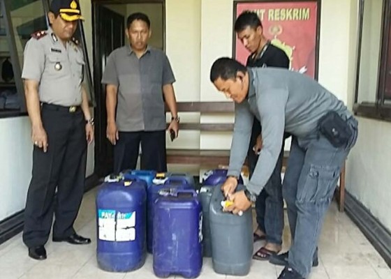 Nusabali.com - ditumpuk-barang-rongsokan-ratusan-liter-arak-ilegal-diamankan