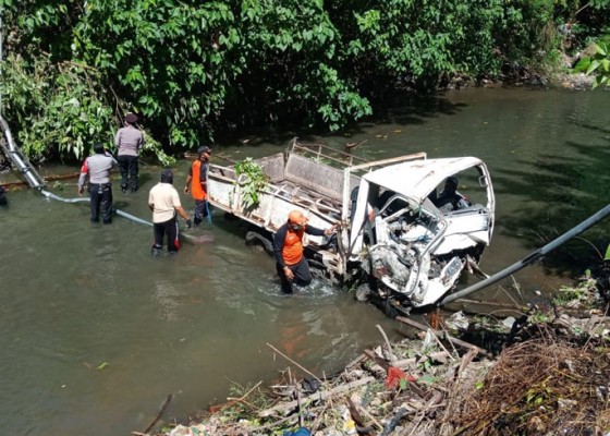 Nusabali.com - truk-jatuh-15-meter-di-jembatan-tukad-jinah-1-tewas-7-terluka