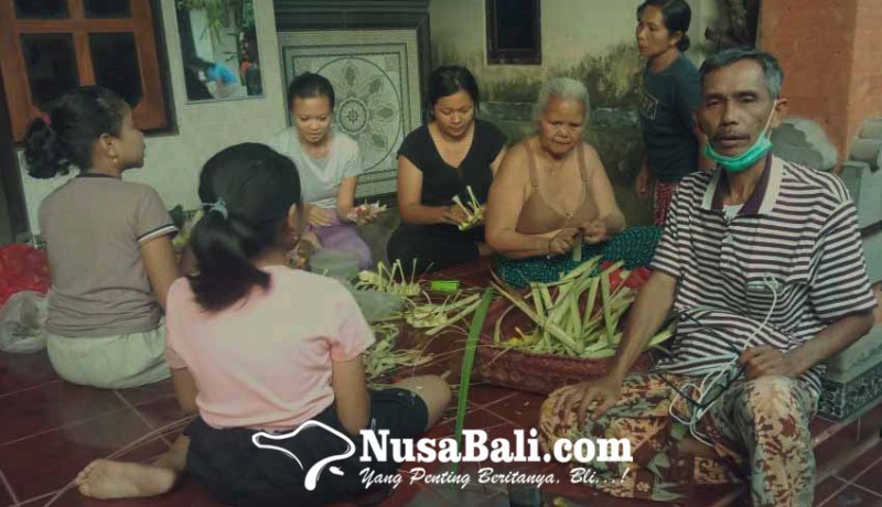 www.nusabali.com-hari-ini-keluarga-kapten-laut-i-gede-kartika-ritual-ngulapin-di-celukan-bawang