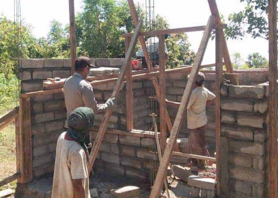 Nusabali.com - bhabinkamtibmas-dan-babinsa-bantu-pembangunan-bedah-rumah