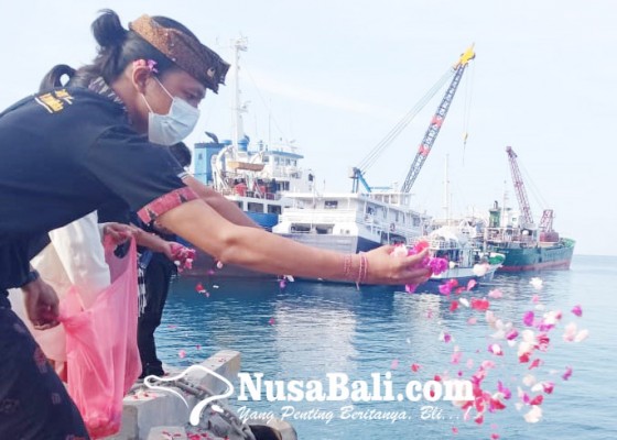 Nusabali.com - ormas-buleleng-tabur-bunga-di-celukan-bawang