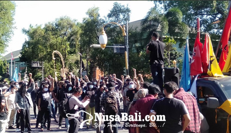 www.nusabali.com-aksi-dibatasi-mahasiswa-protes-polisi