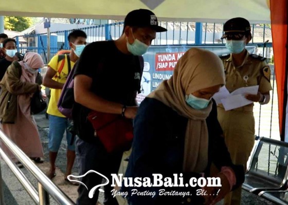 Nusabali.com - 15-pmi-sempat-tertahan-di-padangbai