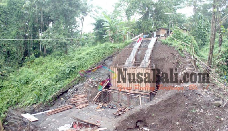 www.nusabali.com-pembangunan-jembatan-tajen-tunjuk-terkendala-cuaca