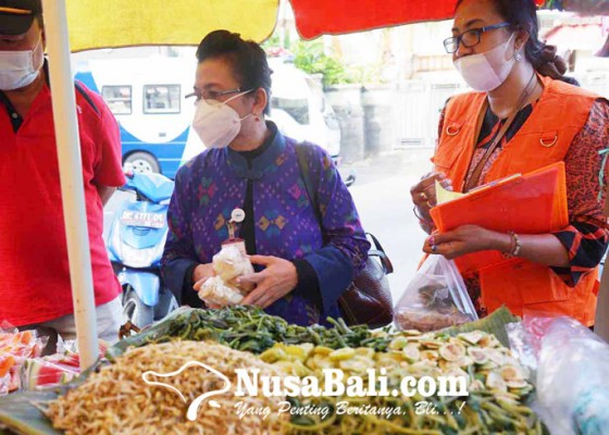 Nusabali.com - bpom-cek-sampel-makanan-di-pasar-senggol-gajah-mada
