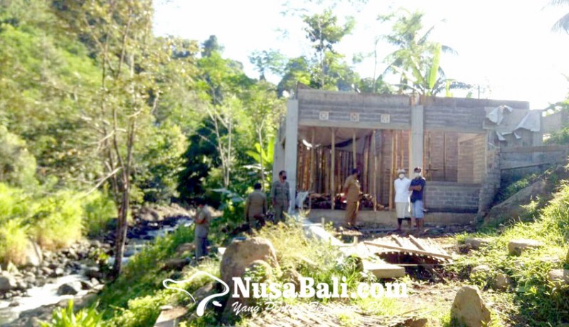 www.nusabali.com-langgar-sempadan-sungai-pembangunan-rumah-makan-disegel