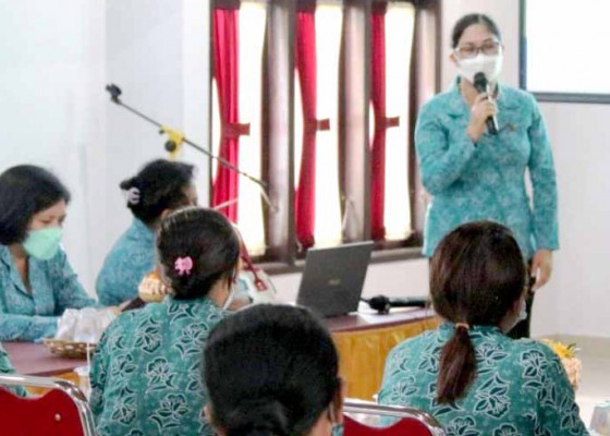 Nusabali.com - ketua-tp-pkk-tabanan-ny-rai-wahyuni-sanjaya-buka-pelatihan-pemberdayaan-perempuan