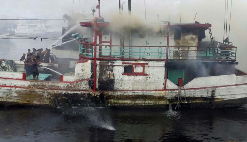www.nusabali.com-2-kapal-ikan-terbakar-saat-lego-jangkar-di-pelabuhan-benoa