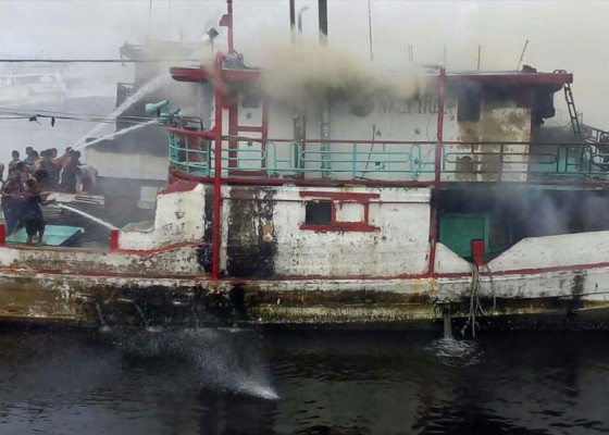 Nusabali.com - 2-kapal-ikan-terbakar-saat-lego-jangkar-di-pelabuhan-benoa