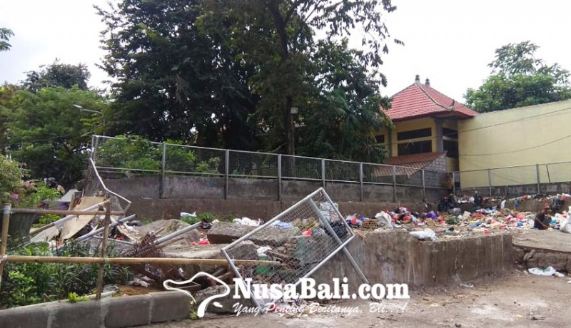 www.nusabali.com-tembok-tpss-lumintang-ambruk-dikhawatirkan-sampah-meluber-ke-jalan
