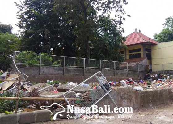 Nusabali.com - tembok-tpss-lumintang-ambruk-dikhawatirkan-sampah-meluber-ke-jalan