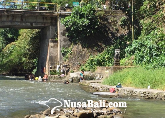 Nusabali.com - mandi-dan-cuci-di-sungai-jadi-alternatif