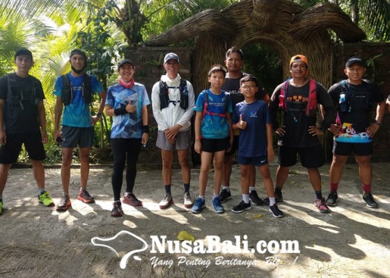 Nusabali.com - suwat-waterfall-di-desa-suwat-pun-kedatangan-puluhan-pelari-lintas-alam