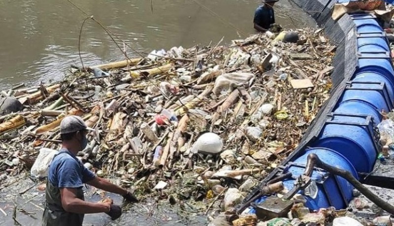 www.nusabali.com-prihatin-sampah-di-sungai-sungai-watch-gencarkan-trash-barrier