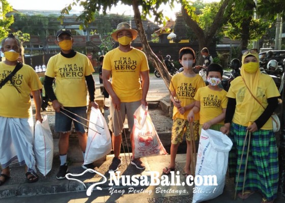 Nusabali.com - disiplin-sampah-trash-hero-renon-ingatkan-pengunjung-monumen-bajra-sandhi
