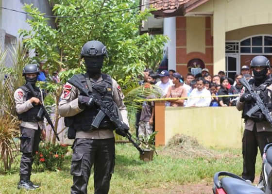 Nusabali.com - ditemukan-14-bom-aktif-untuk-teror-natal-tahun-baru-3-terduga-teroris-tewas-digerebek