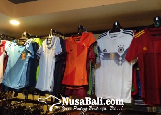 Nusabali.com - sambut-euro-2020-jersey-prancis-dan-jerman-laris-manis-di-denpasar