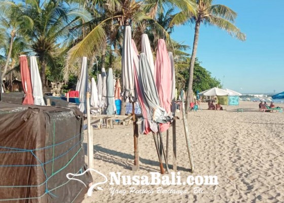 Nusabali.com - peralatan-dan-papan-surfing-ditumpuk