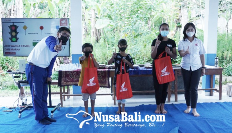 www.nusabali.com-anak-anak-desa-besakih-dikenalkan-edukasi-safety-riding