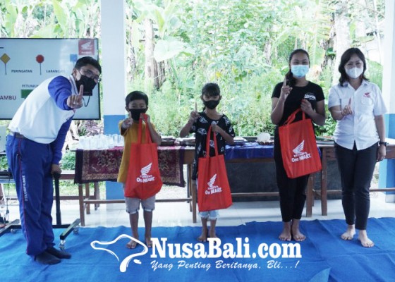 Nusabali.com - anak-anak-desa-besakih-dikenalkan-edukasi-safety-riding