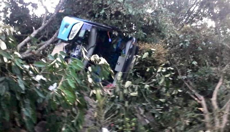 www.nusabali.com-bus-masuk-jurang-13-terluka